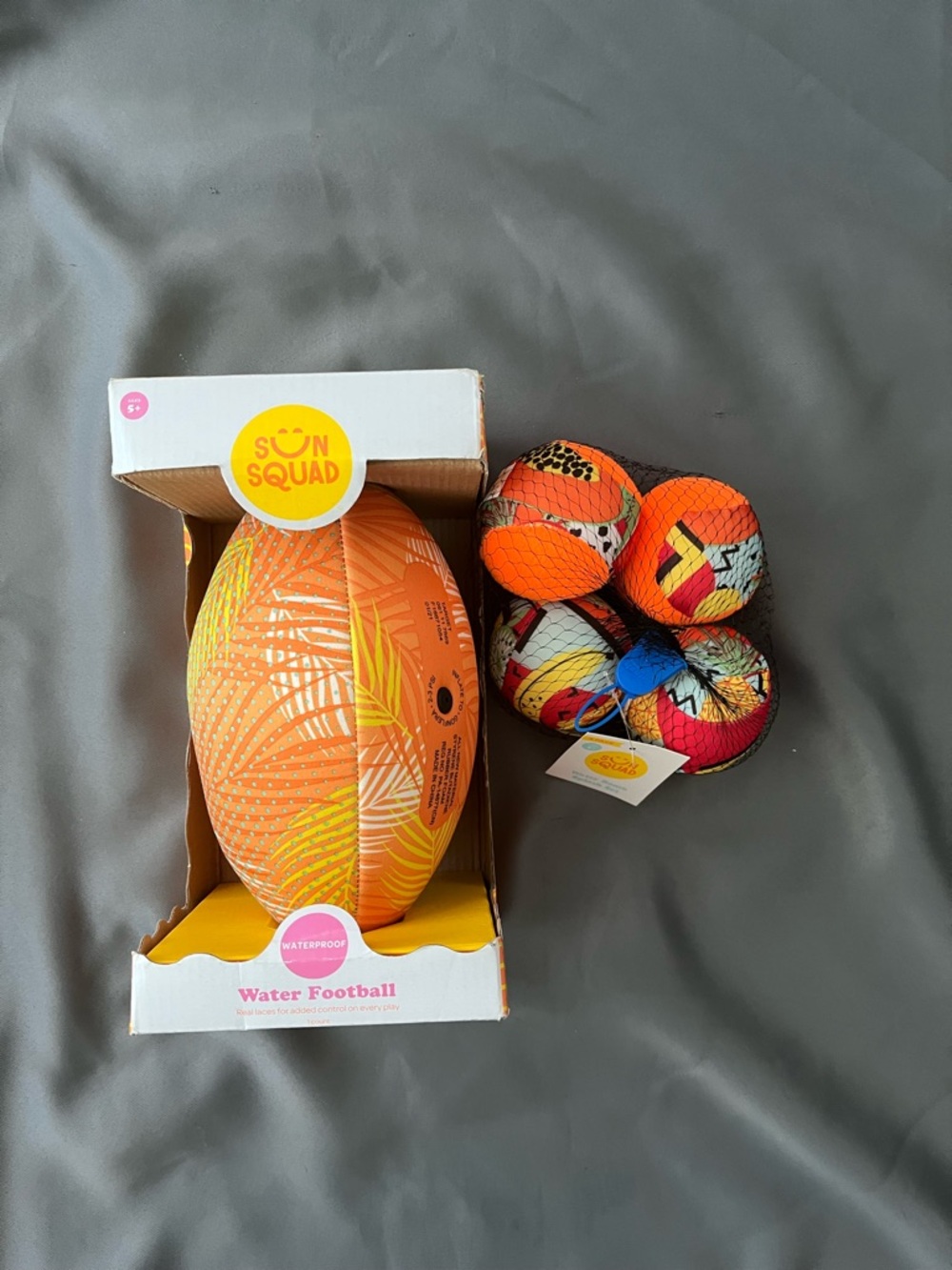 NEW- Sun squad Hydro football & four pack Hydro water bombs splash set.